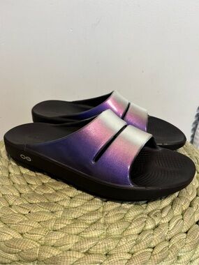 OOFOS OOahh Luxe Recovery Slide Iridescent Purple-Pink Sandals